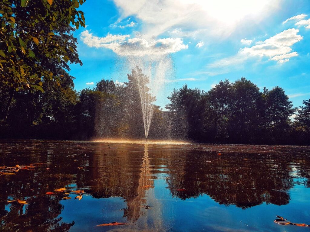 Wasserfontaene eines Wasserbelüfters auf einem großen Teich