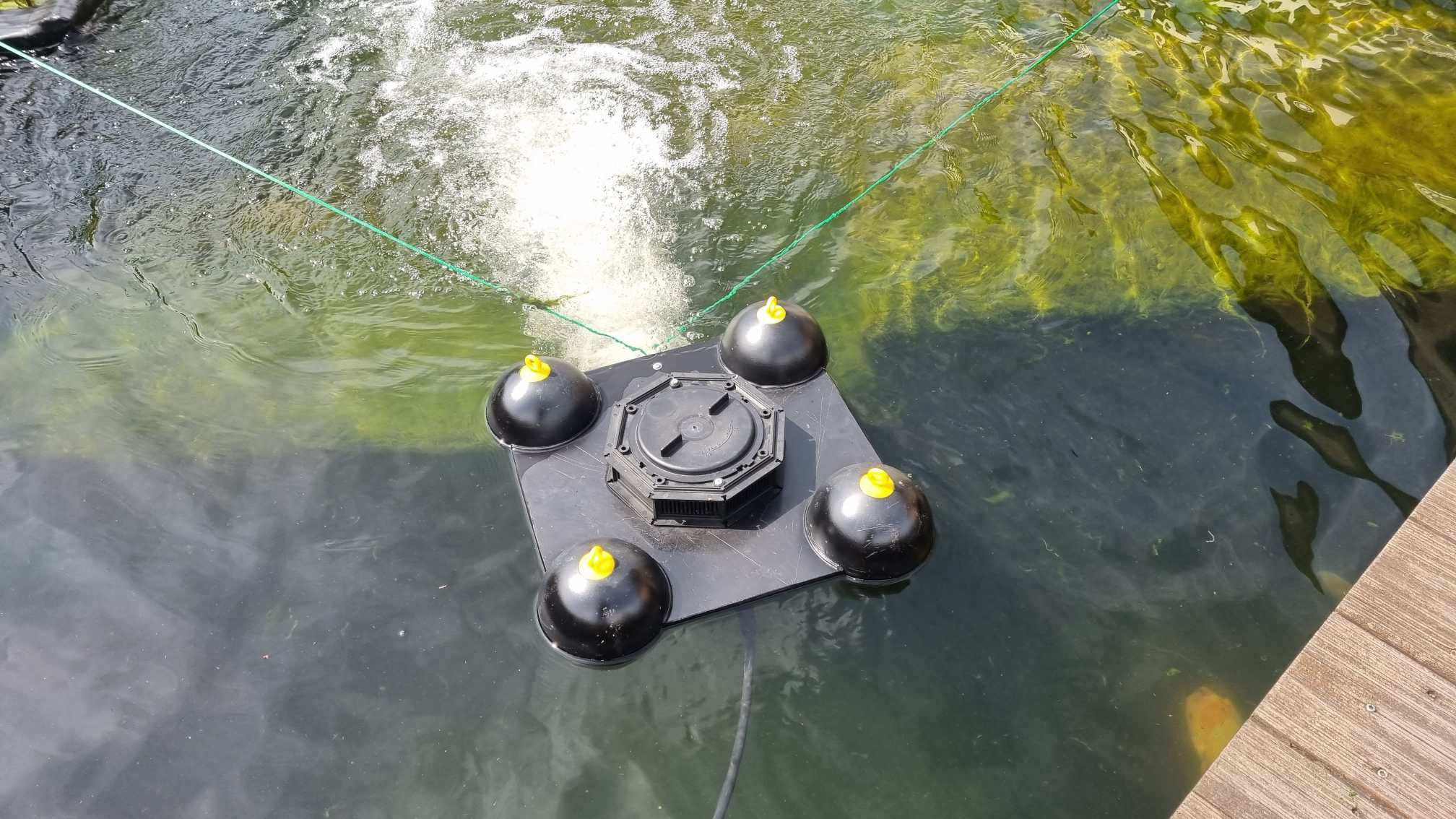 Teichinstallation des AquaAir HSB – zeigt das Gerät in einem länglichen Fischzuchtbecken, die horizontale Strömung ist erkennbar. Teichinstallation des AquaAir HSB – zeigt das Gerät in einem länglichen Fischzuchtbecken, die horizontale Strömung ist erkennbar.