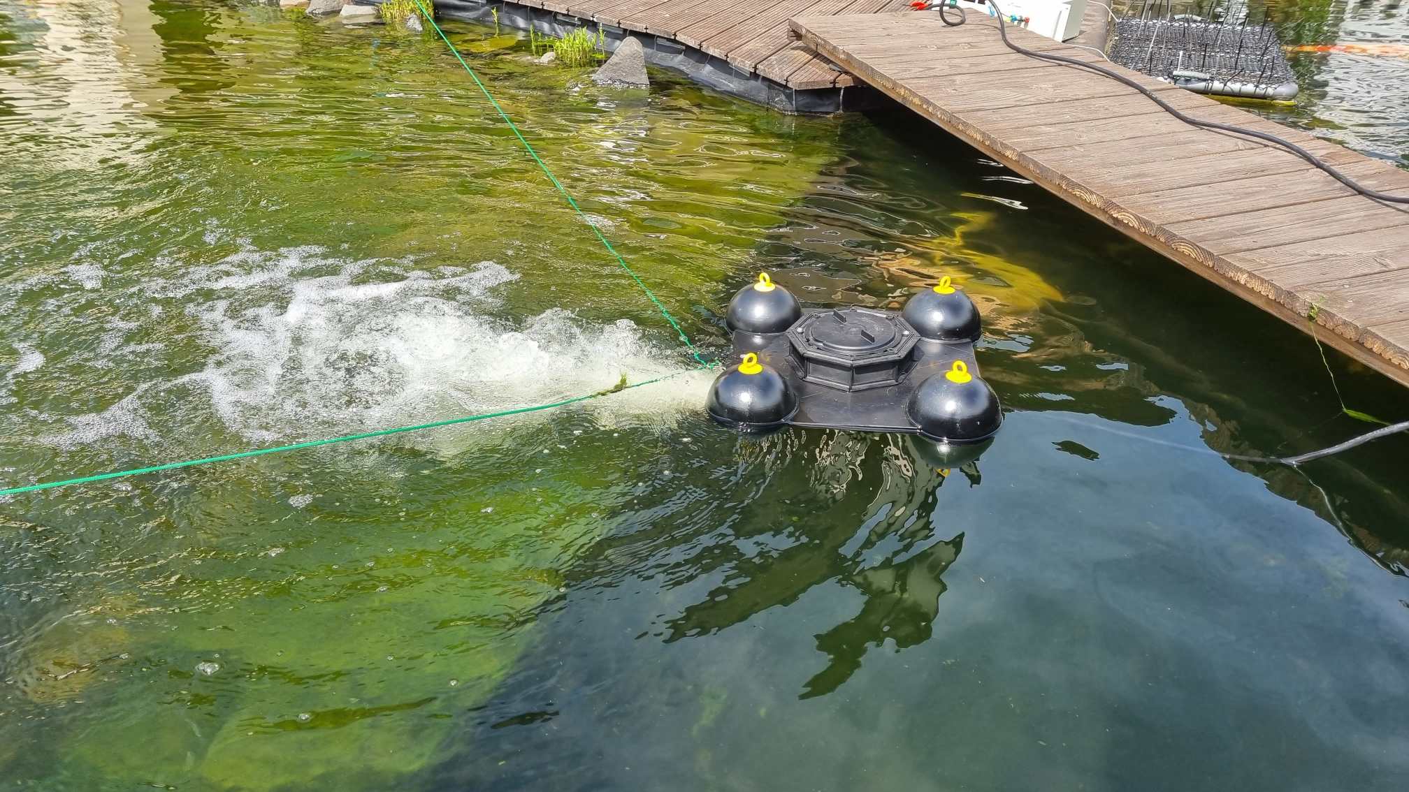 Teichinstallation des AquaAir HSB – zeigt das Gerät in einem länglichen Fischzuchtbecken, die horizontale Strömung ist erkennbar. Teichinstallation des AquaAir HSB – zeigt das Gerät in einem länglichen Fischzuchtbecken, die horizontale Strömung ist erkennbar.