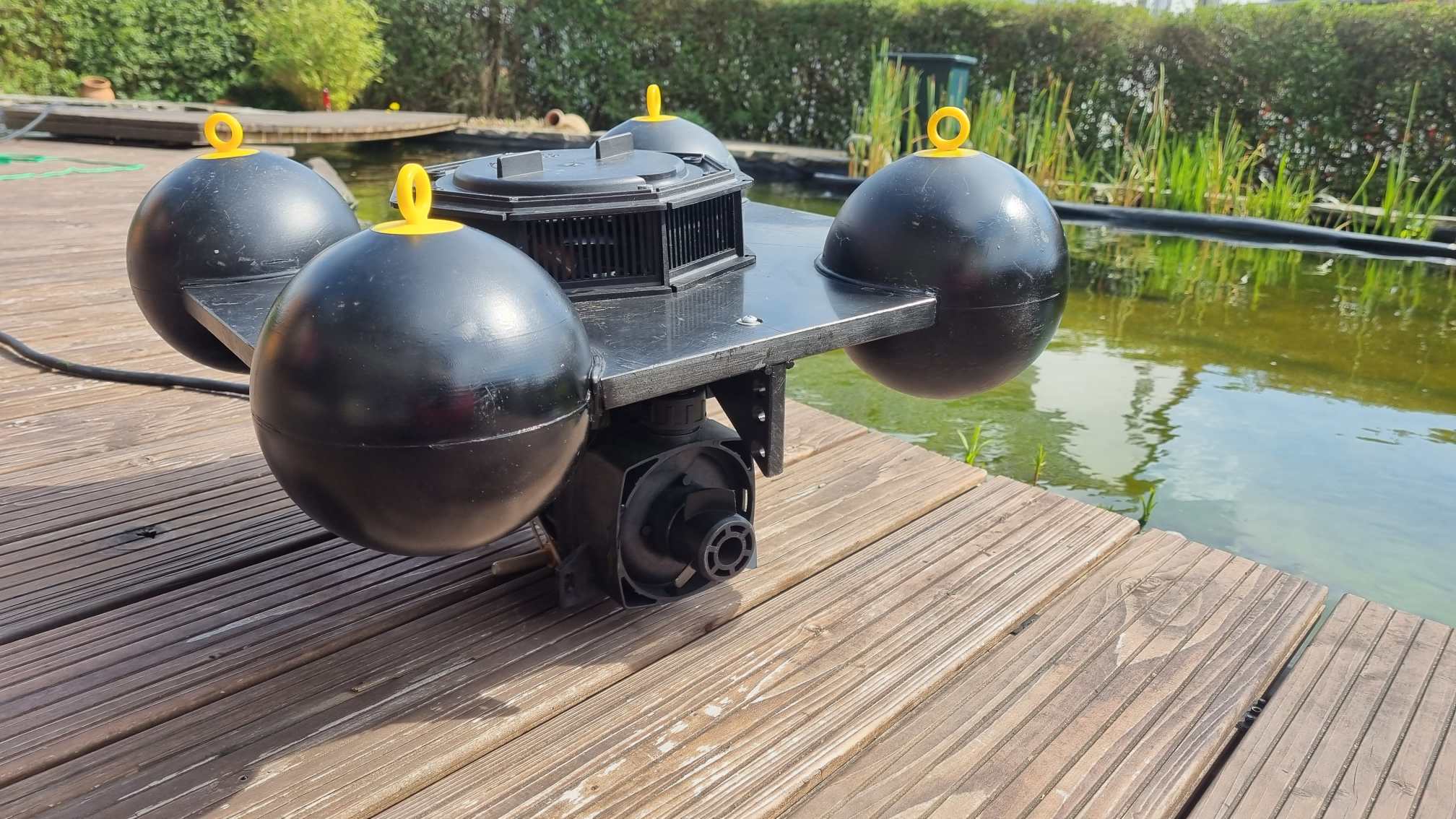 Tauchmotor mit Hohlkammerschaufelrad – Detailaufnahme der robusten Unterwasserantriebseinheit, verdeutlicht die technische Qualität und Bauweise. Tauchmotor mit Hohlkammerschaufelrad – Detailaufnahme der robusten Unterwasserantriebseinheit, verdeutlicht die technische Qualität und Bauweise.