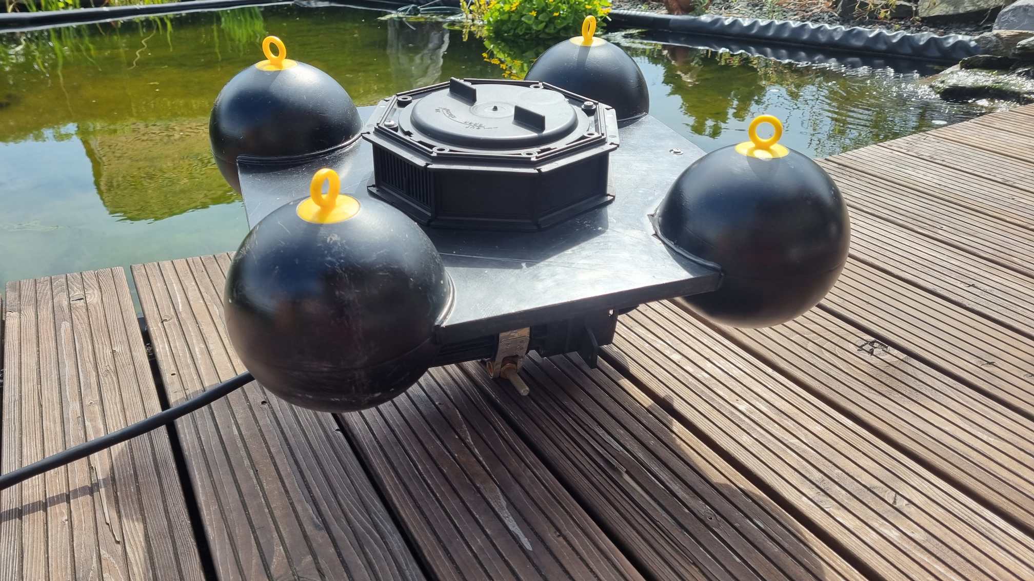 Tauchmotor mit Hohlkammerschaufelrad – Detailaufnahme der robusten Unterwasserantriebseinheit, verdeutlicht die technische Qualität und Bauweise. Tauchmotor mit Hohlkammerschaufelrad – Detailaufnahme der robusten Unterwasserantriebseinheit, verdeutlicht die technische Qualität und Bauweise.