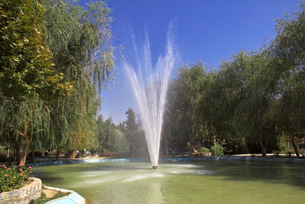 Hybrid-Teichbelüftung · Gartenteich mit klarem Wasser dank Hybrid-Belüftungssystem Solar + Netzstrom