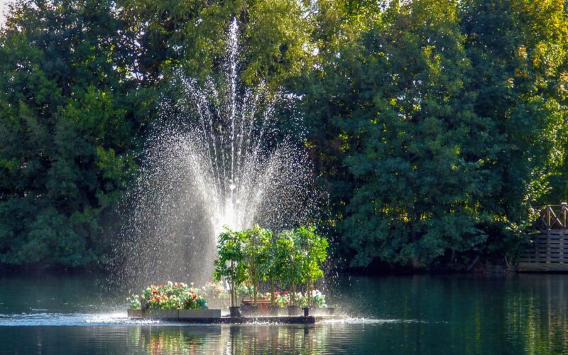 Effektive Wasserbelüftung im Teich · Teich mit klarer Wasseroberfläche dank effektiver Belüftung und aufsteigender Luftblasen