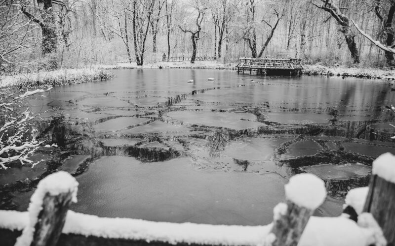 Belüftung im Winter · Teich mit Eisdecke und kleiner eisfreier Öffnung dank Belüftungsanlage