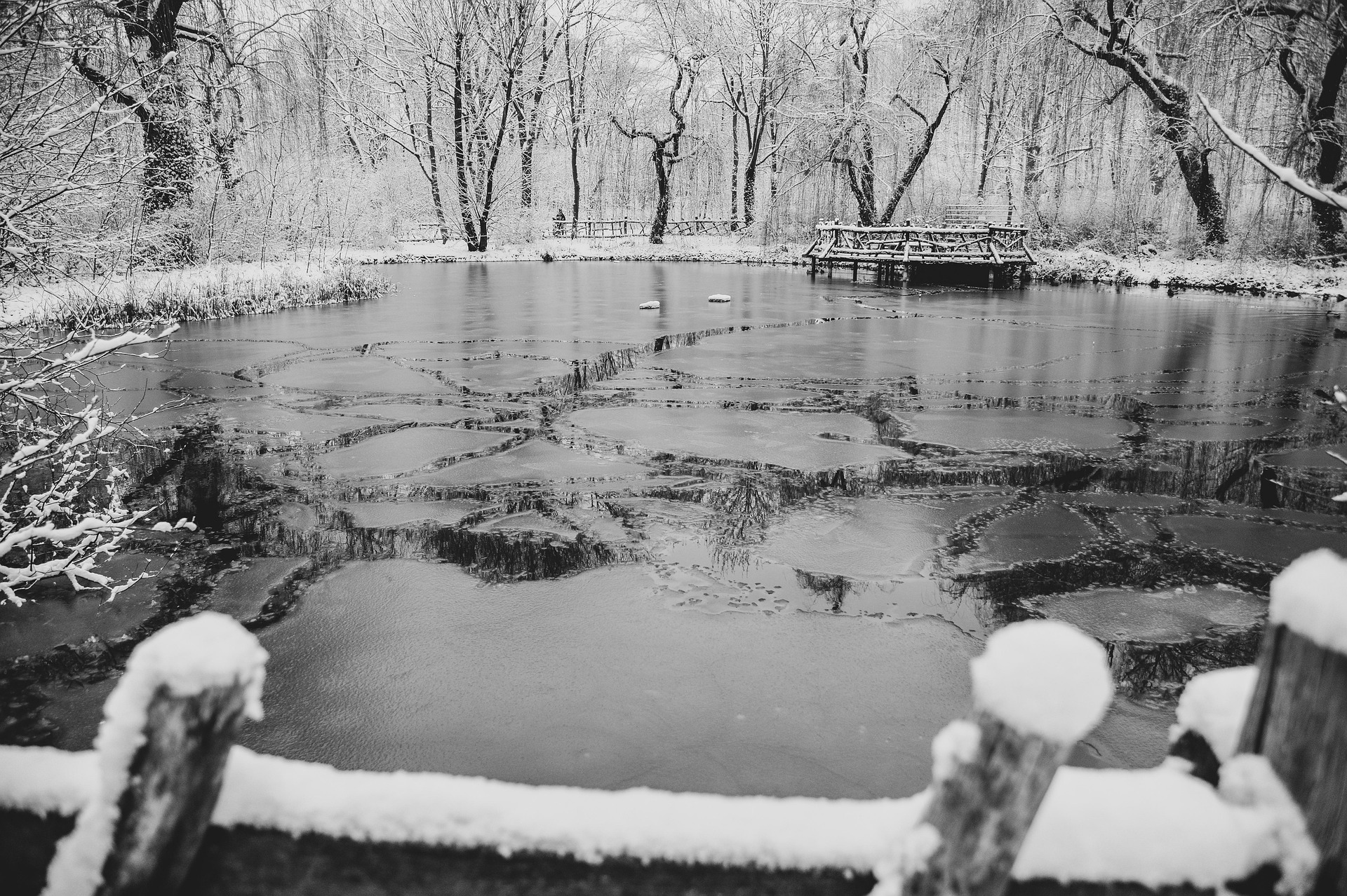 Belüftung im Winter · Teich mit Eisdecke und kleiner eisfreier Öffnung dank Belüftungsanlage