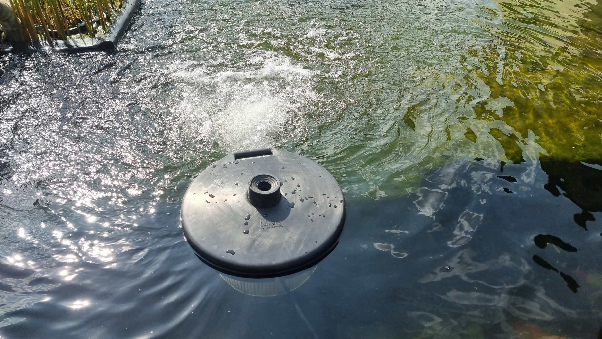 Power-Air HSB im Einsatz in einem länglichen Fischbecken – deutlich erkennbar ist die horizontale Wasserströmung, die eine gleichmäßige Verteilung bewirkt. Power-Air HSB im Einsatz in einem länglichen Fischbecken – deutlich erkennbar ist die horizontale Wasserströmung, die eine gleichmäßige Verteilung bewirkt.