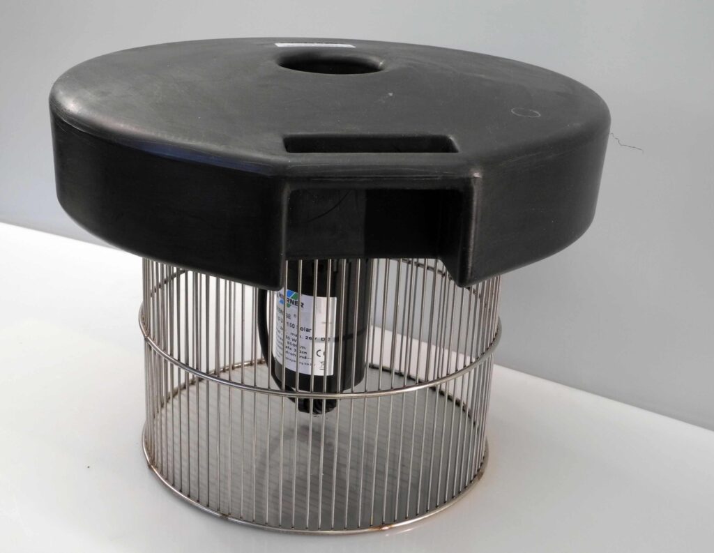 Solar Teichbelüfter · PowerAir 100 Solar Teichbelüfter mit Solarpanel im Garten