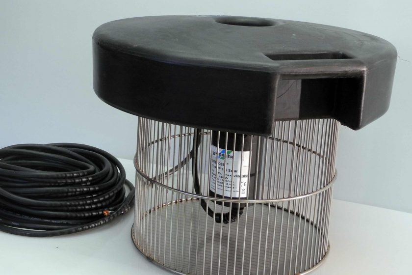 Solar Teichbelüfter · PowerAir 100 Solar Teichbelüfter mit Solarpanel im Garten Solar Teichbelüfter · PowerAir 100 Solar Teichbelüfter mit Solarpanel im Garten