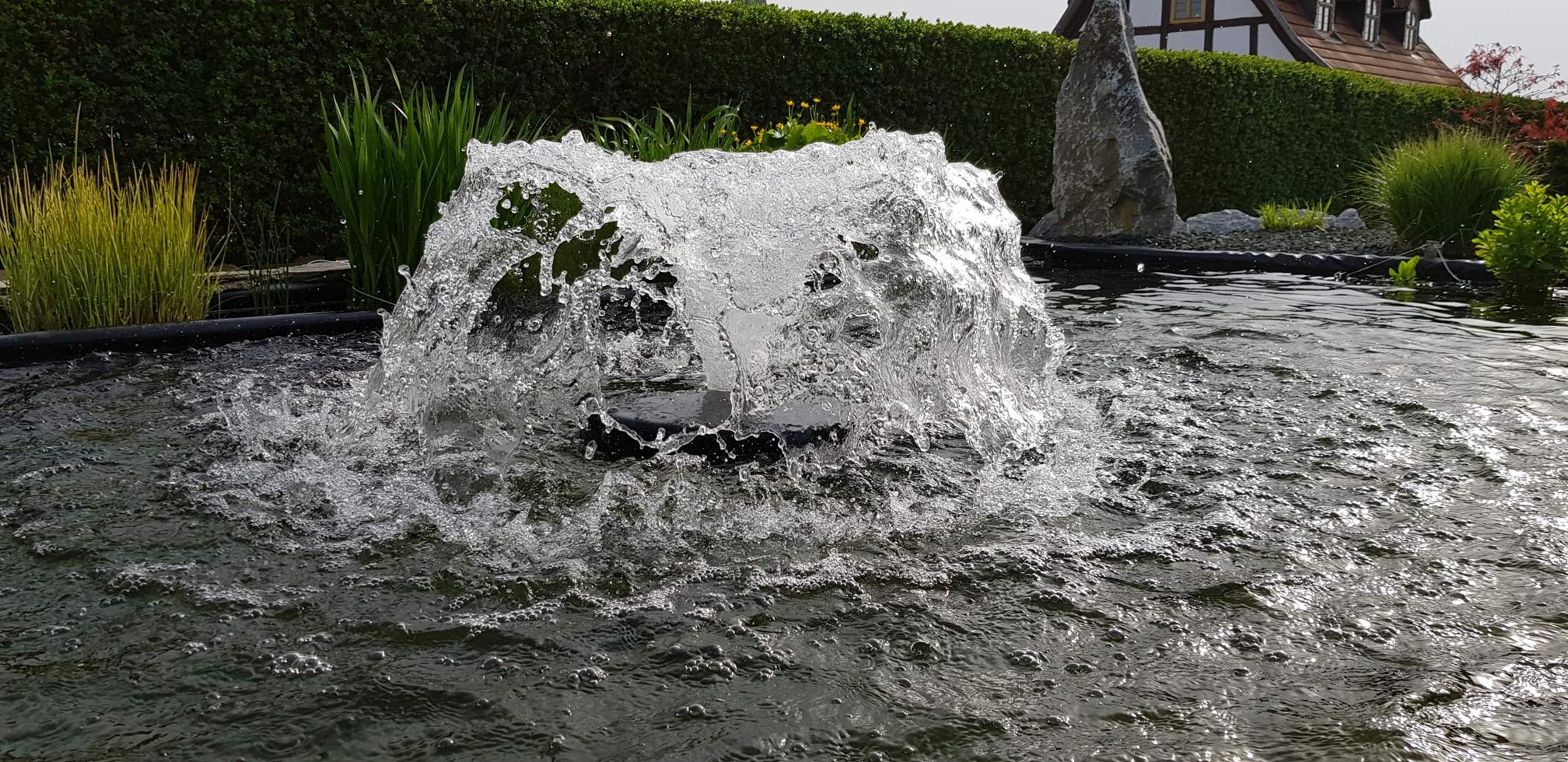 Solar Teichbelüfter · PowerAir 100 Solar Teichbelüfter mit Solarpanel im Garten Solar Teichbelüfter · PowerAir 100 Solar Teichbelüfter mit Solarpanel im Garten