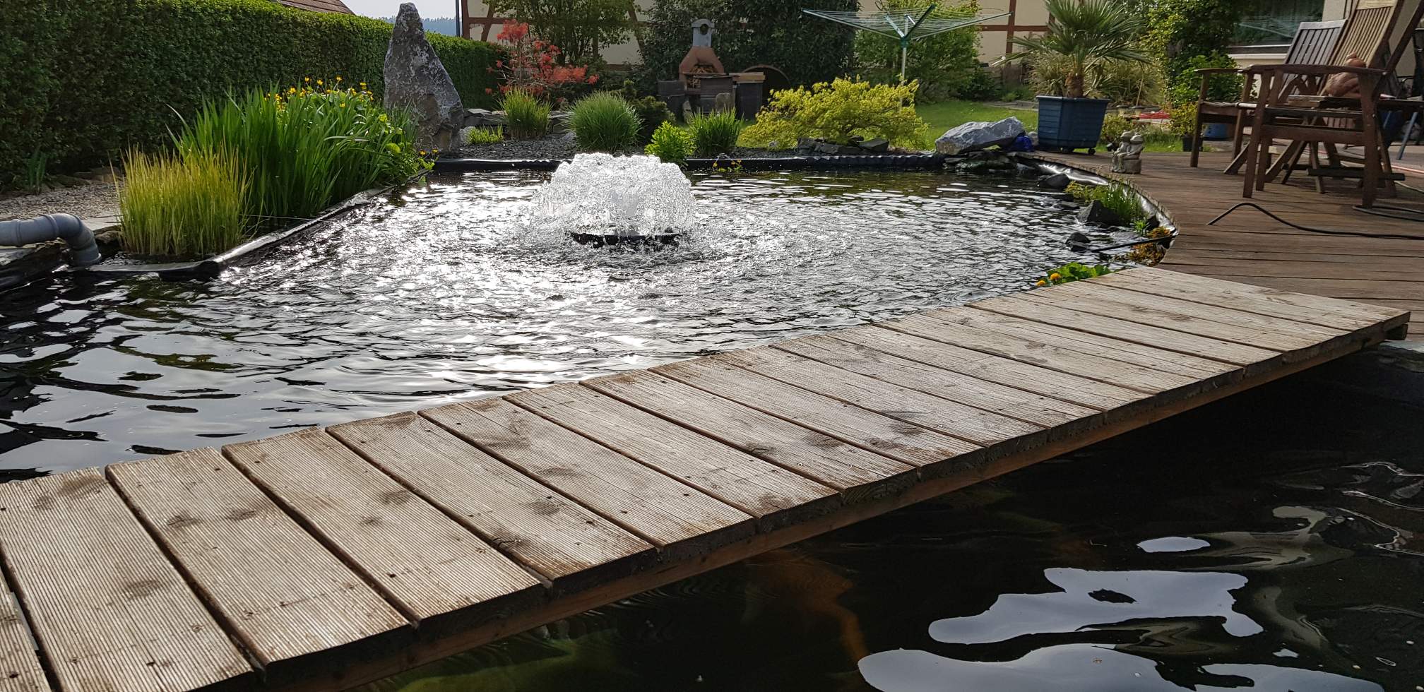 Solar Teichbelüfter · PowerAir 100 Solar Teichbelüfter mit Solarpanel im Garten Solar Teichbelüfter · PowerAir 100 Solar Teichbelüfter mit Solarpanel im Garten