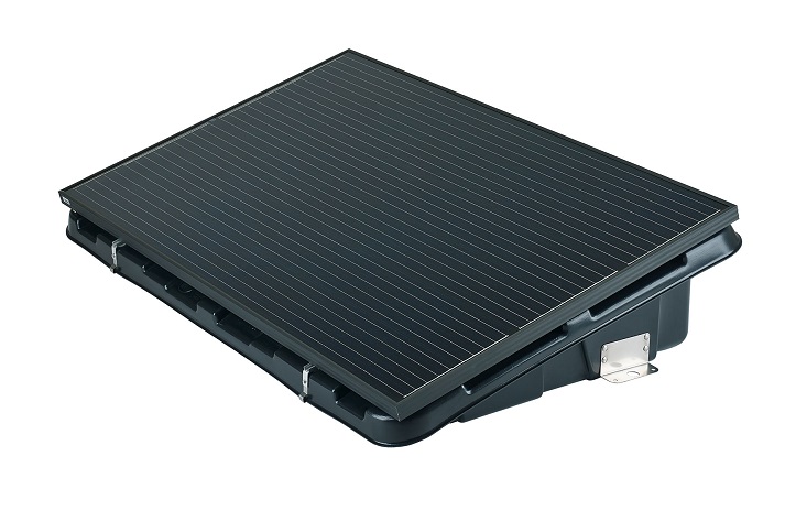 Solarinsel Außenaufnahme – zeigt die kompakte Inselanlage mit aufgestelltem Solarmodul auf 20° Neigung, Gehäuse und Bodenverankerung.