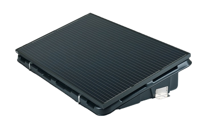 Solarinsel Außenaufnahme – zeigt die kompakte Inselanlage mit aufgestelltem Solarmodul auf 20° Neigung, Gehäuse und Bodenverankerung. Solarinsel Außenaufnahme – zeigt die kompakte Inselanlage mit aufgestelltem Solarmodul auf 20° Neigung, Gehäuse und Bodenverankerung.